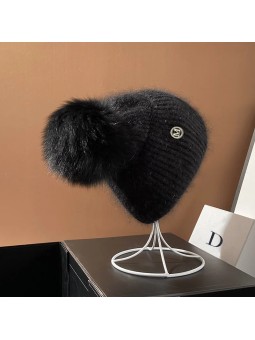 Čepice s bambulí z lišky