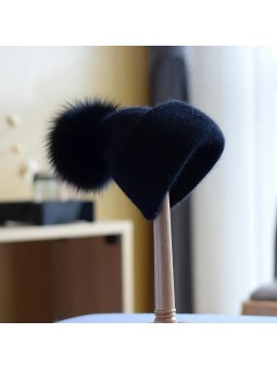 Čepice s bambulí z lišky