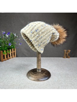 Čepice s bambulí z mývala