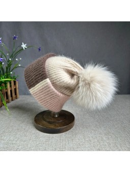 Čepice s bambulí z lišky